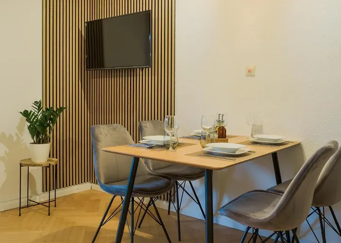 Charmant, Zentral Mit Parkplatz